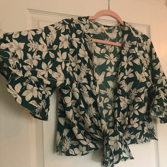 Sold.Tropical vacation wrap top πΏ - Picture 3 of 9